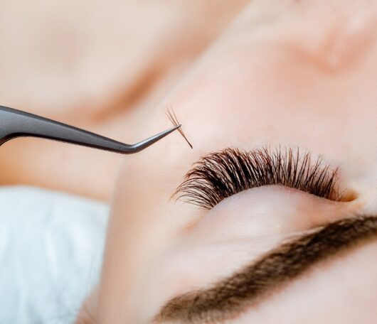 woman-eye-with-long-eyelashes-eyelash-extension-lashes-close-up